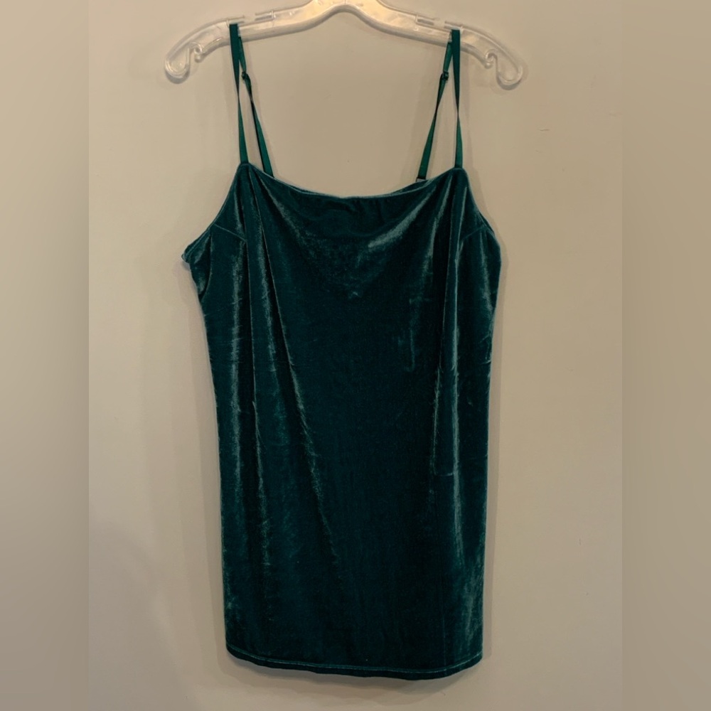 DESIGN LAB Elegant Velvet Green Cami Top